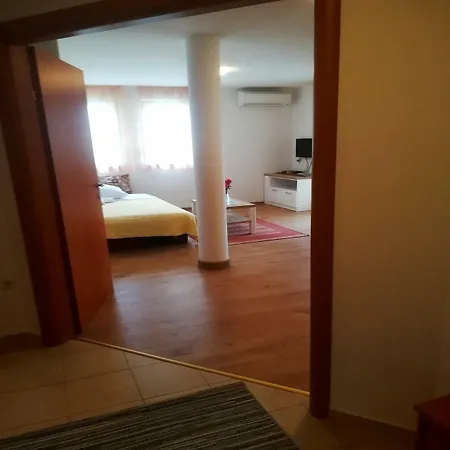 Mirela 2 Apartment *