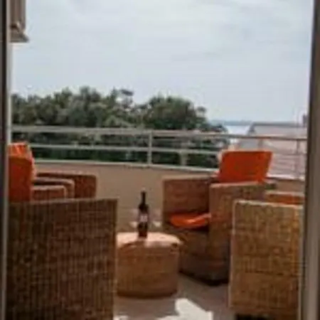 Apartment Mirela 2 *